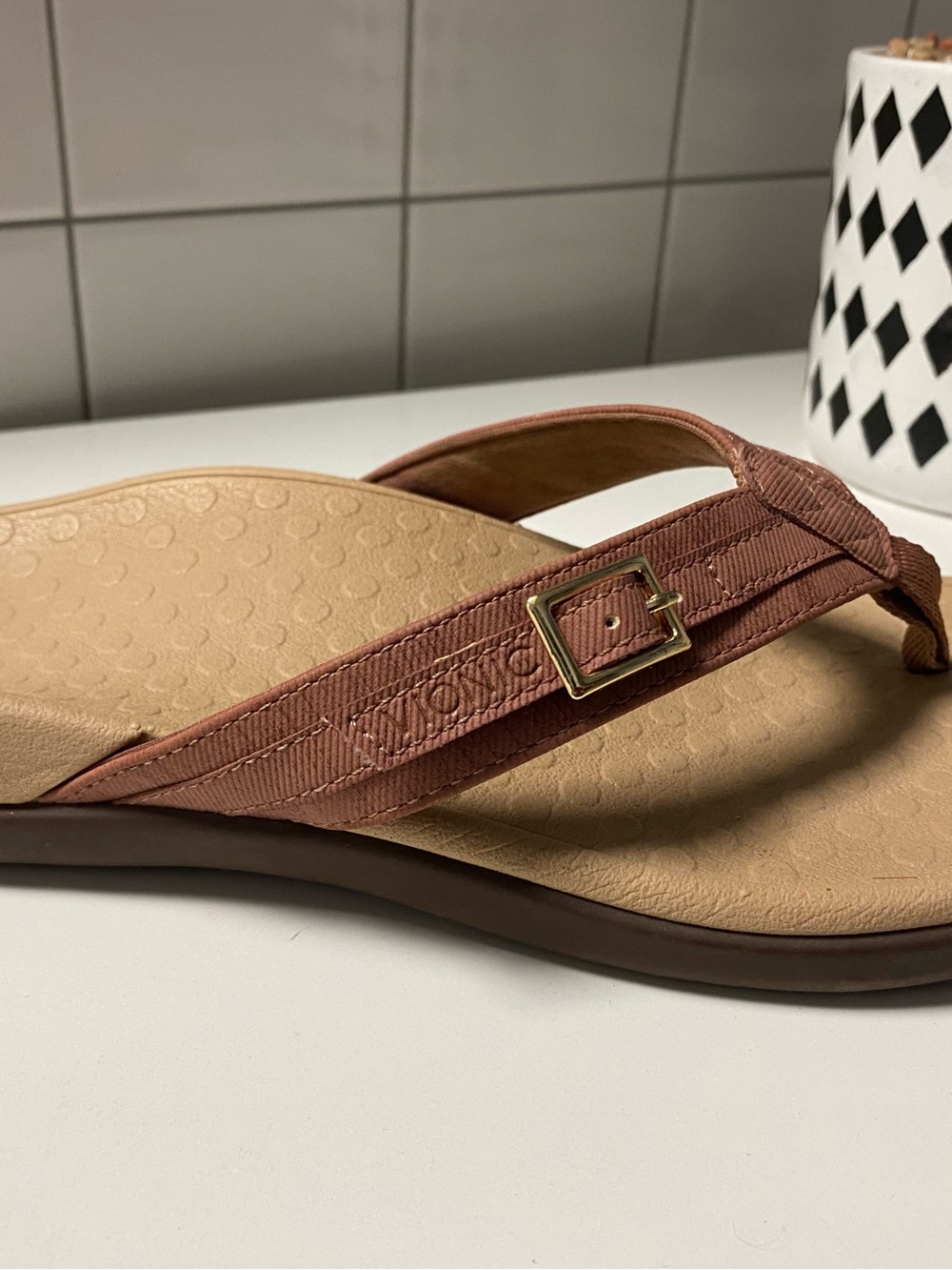 Vionic Women's Thong Sandals in Rose Pink and Tan - Picture 4 of 6